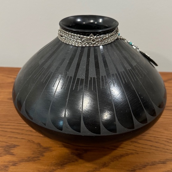 Vintage Black On Black Pottery Signed by Hilario Quczada - Picture 3 of 4